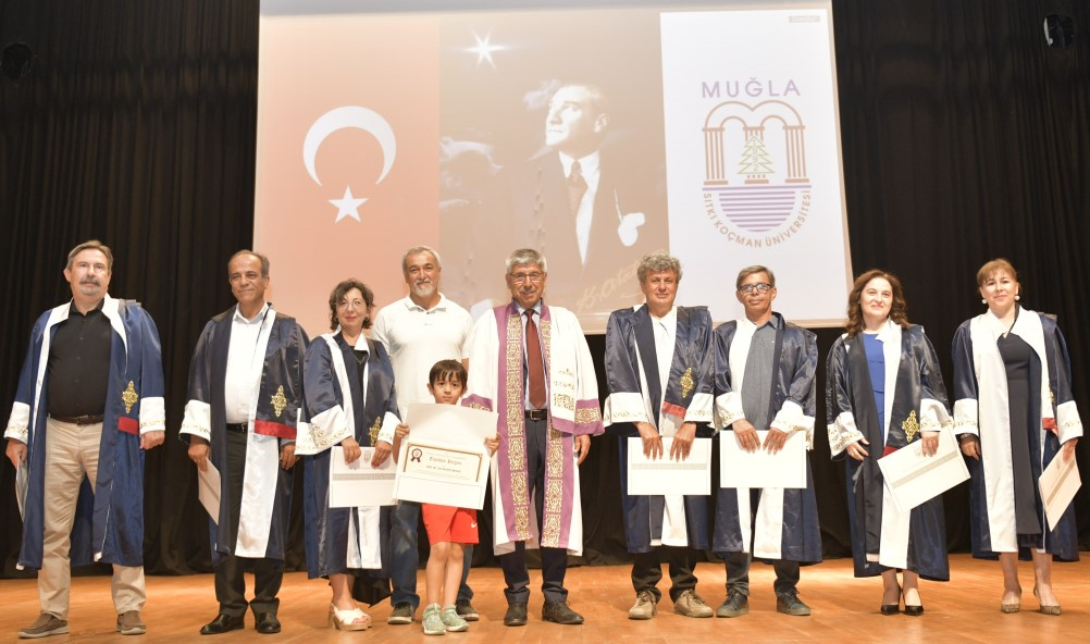 Bölümümüzde 30 yılı aşkın hizmet veren öğretim üyelerimize kutlama belgeleri törenle verildi